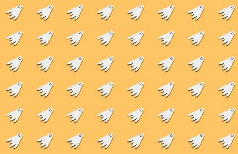 Halloween pattern with ghosts made of paper on an orange background. Fotos Stock