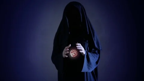 Halloween. Powerful witch or wizard with fireball in hands. Ball from fire burns Vídeo Stock 71598994