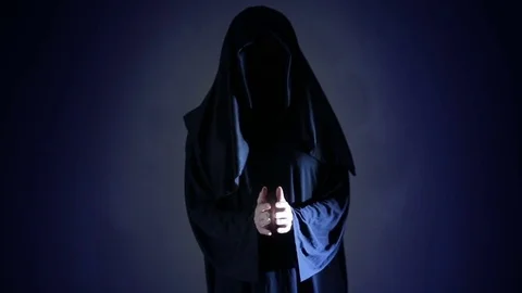 Halloween. Powerful witch or wizard with fireball in hands. Ball from fire burns Vídeo Stock 71599615