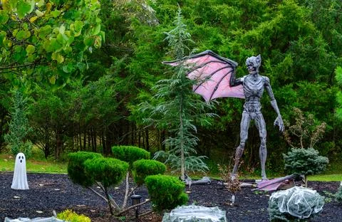 Halloween prop featuring the 2.7-meter (9-foot) animated Night Predator ani.. Stock Photos