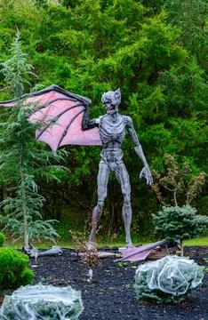 Halloween prop featuring the 2.7-meter (9-foot) animated Night Predator ani.. Stock Photos