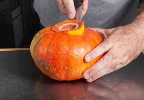 Halloween pumpkin cutting process, process of making Jack-o-lantern. Foto stock