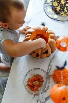Halloween pumpkin cutting process, process of making Jack-o-lantern. Boy hands 스톡 사진