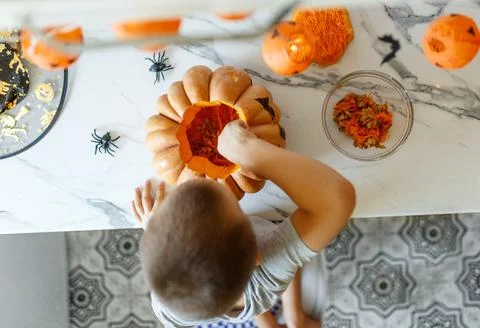 Halloween pumpkin cutting process, process of making Jack-o-lantern. Boy hands 스톡 사진