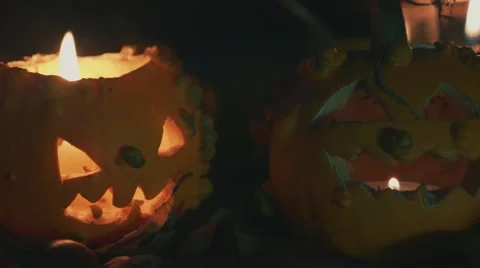 Halloween pumpkin over a tree trunk with pumpkins decoration Video stock 55850202