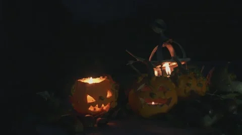 Halloween pumpkin over a tree trunk with pumpkins decoration Video stock 55850203