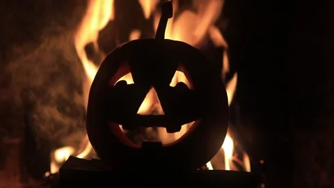 Halloween pumpkin with scary face on fire background. Vidéo 95975647