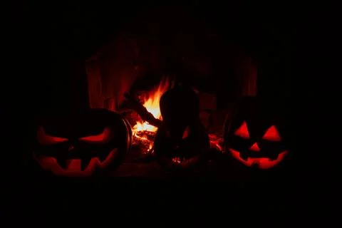 Halloween pumpkins formidable and funny, glow from within and around them fla Stockfoto's