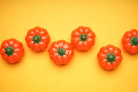Halloween pumpkins on a yellow background, flat lay. Stock-Fotos