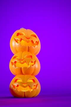 Halloween purple background with Jack o lanterns and copy space, vertical story Illustrazione stock