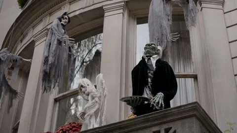 Halloween Window Decorated with Ghosts and Zombies for a Spooky Atmosphere and Vidéo 314245978