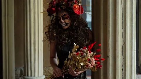 Halloween Witch with a magic in a dark Old Spooky cemetery. Video stock 140894757