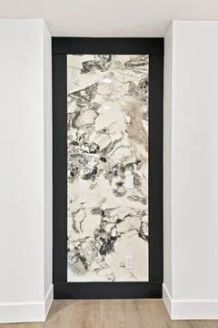 Hallway features a vertical abstract art piece in a black frame 库存插图