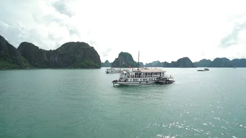Halong Bay from a boat Vidéo 71208125