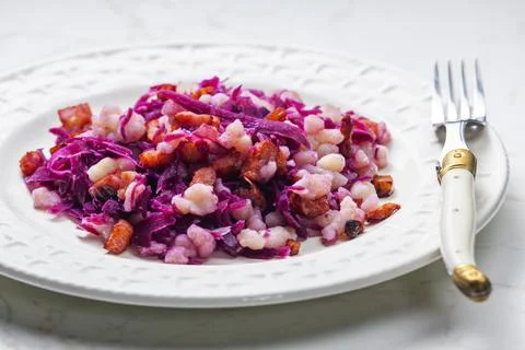 Halusky with bacon and red cabbage Foto stock