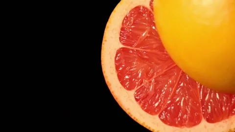 Halves of fresh ripe grapefruit on black surface Vídeos de archivo 149996641