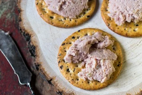 Ham spread on multi grain crackers Foto stock