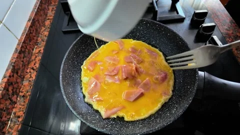 Ham tortilla on a frying pan Vídeos de archivo 332391408
