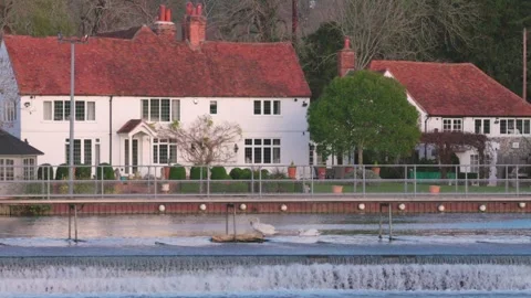 Hambleden Weir, River Thames in Henley-on-Thames, South England Stock-Footage 328042425