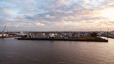 Hamburg Container Port Timelapse: Cranes, River, Skyline Video stock 240508478