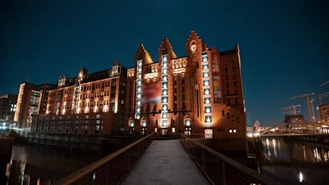 Hamburg Hyperlapse Showing a Historic Brick Warehouse Building at Night 库存影片 331104124