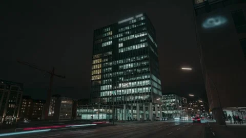 Hamburg Hyperlapse Showing Night Traffic &amp; Glowing Office Building Architecture Vídeos de archivo 331104375