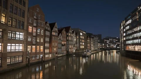 Hamburg Hyperlapse Transition from Evening to Night over a Scenic Canal City Vidéo 331104277