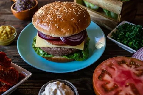 Hamburger and ingredients in composition Foto stock
