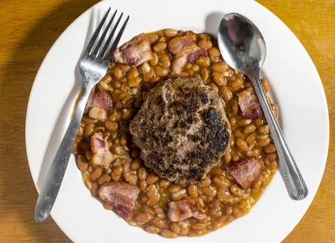 Hamburger  on bake beans  top with bacon Foto stock