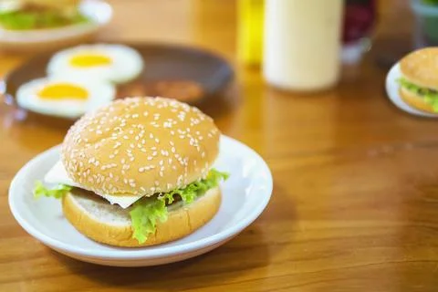 Hamburger breakfast with blur fried eggs and seasoning background on wooden t Foto stock