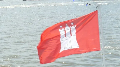 Hamburger Flagge vor einer grauen Wasserflche Stock Footage 135662670