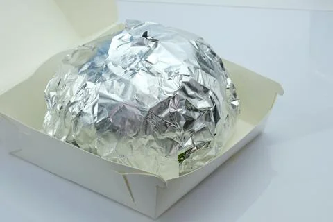 Hamburger in foil Foto stock