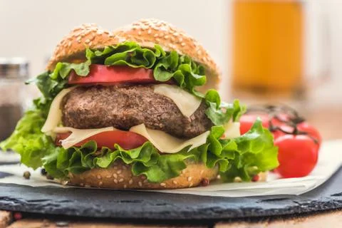 Hamburger with Fresh Vegetables Foto stock