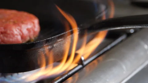 Hamburger in a grill pan, slide camera in slow motion 動画素材 68996318