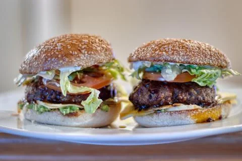 A hamburger on a plate made with beef. Foto stock