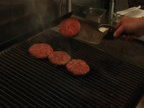 Hamburgers on the Grill 動画素材 10806265