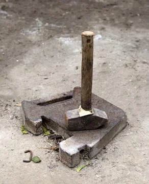 Hammer and anvil of a blacksmith in rust Foto stock