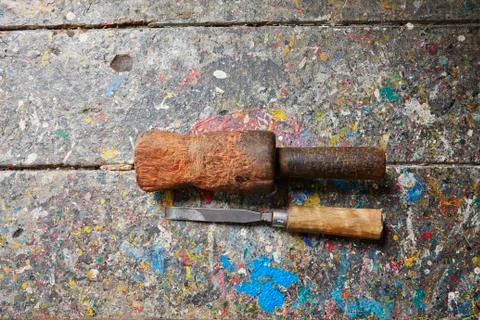 Hammer and chisel in old carpentry workshop Foto stock