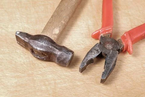 Hammer and pliers lie parallel. Stock-Fotos