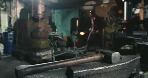 The hammer is on the anvil Stock-Footage 165336173