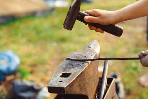 The hammer on the anvil 库存照片