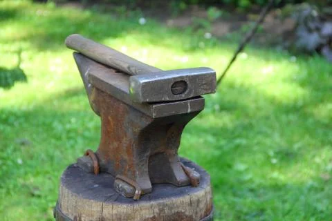 Hammer on blacksmith anvil 库存照片