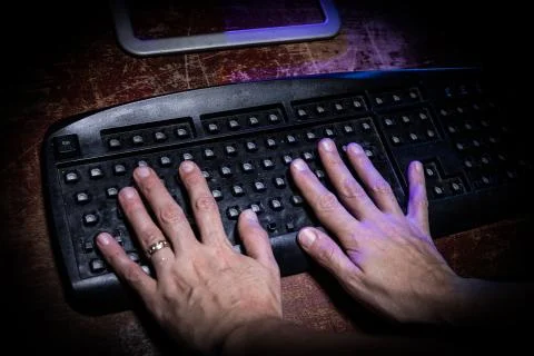 Hammer on computer keyboard with damaged keys Stock-Fotos