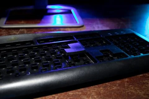 Hammer on computer keyboard with damaged keys Stock-Fotos