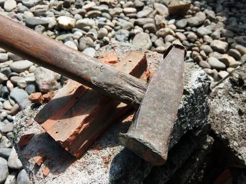 Hammer on the stone - tool 库存照片