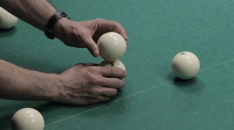 Hammering billiard balls 動画素材 64121110