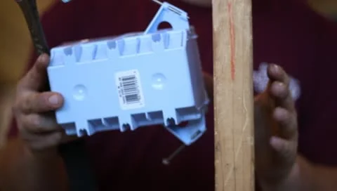 Hammering electrical box into stud Vidéo 10590390