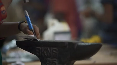 Hammering 動画素材 90837365