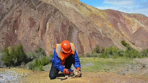 Hammering with a geologists hammer on stone Stock Footage 79471692