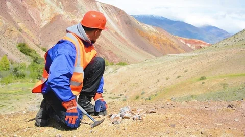 Hammering with a geologists hammer on stone Stock Footage 83512352